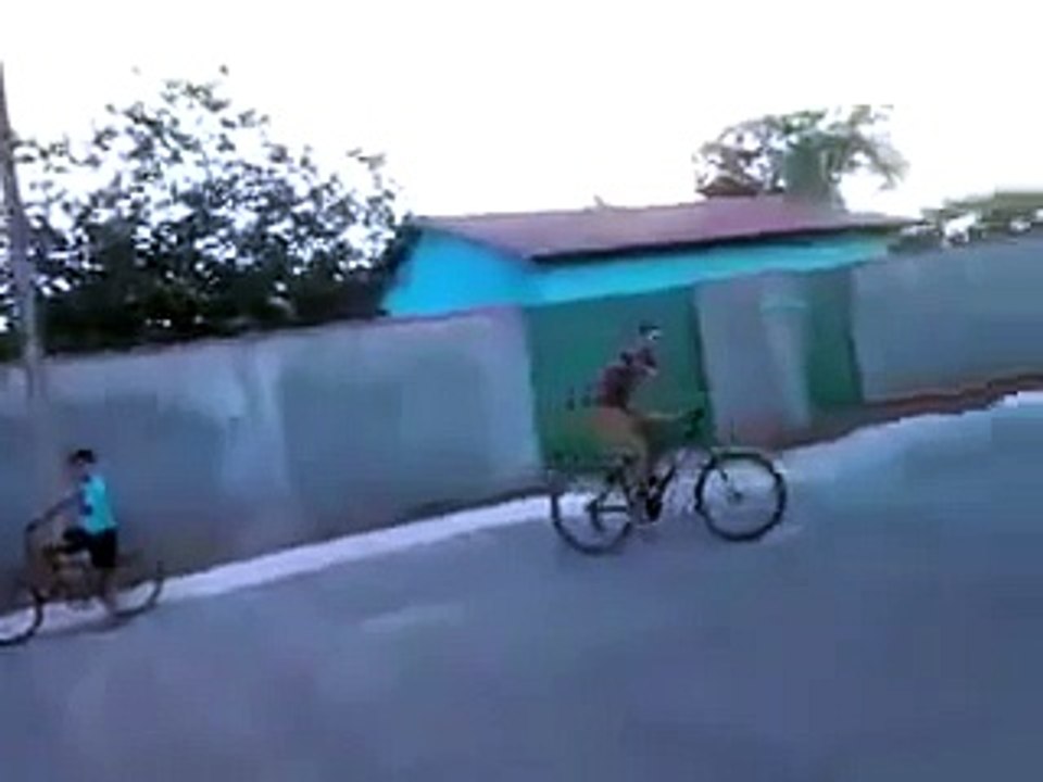 O Felipe vai pular aquele toco
