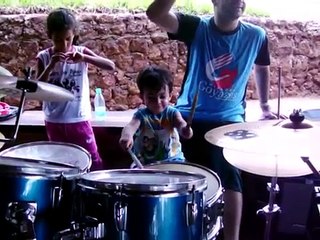 Asaf tocando bateria!!!!