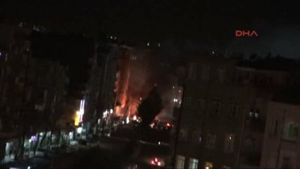 Diyarbakır'da Silahlı Göstericiler Kent Merkezinde Yol Kesti, Yoğun Çatışma Yaşandı