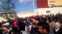 بنكيران يغادر ندوة وجدة محاصرا و تحت شعارات قوية من طرف الأساتذة المتدربون