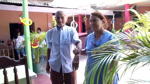 Le celebran a los padres ancianos