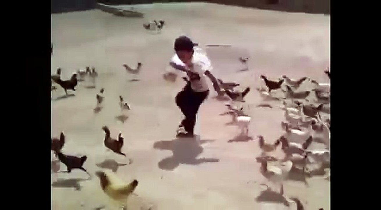 ihaaaab إيهـــــــــاب ههههه مقطع مضحك جدا ولد يهرب من الإوز و الفتاة تصرخ 2016