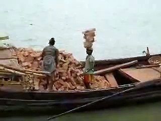 OMG!!! Man loads 22 bricks on his head