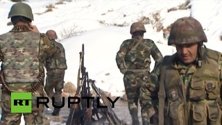 Солдаты Сирийской Армии играют в снежки