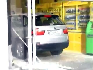 Авария: Ксения Собчак врезалась в Евросеть