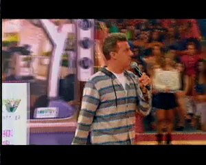 Huck trata funcionário da  Globo de forma estranha...