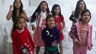 Meninas cantando a música Areia da Cristina Mel