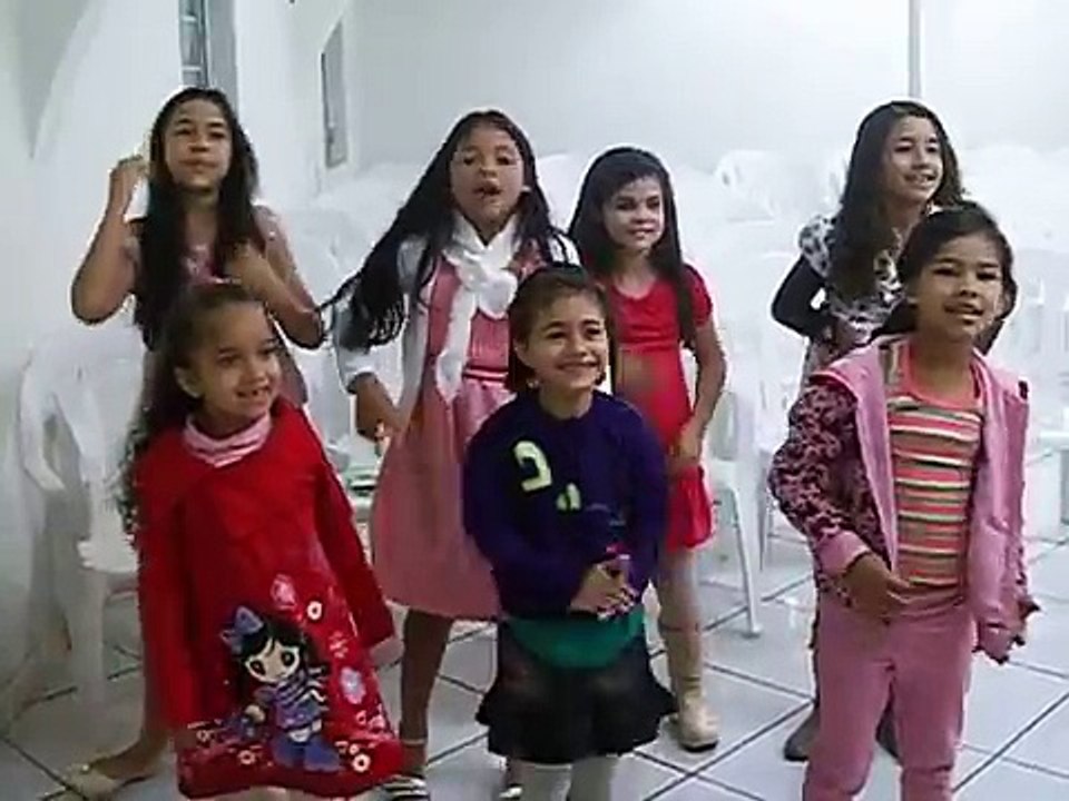 Meninas cantando a música Areia da Cristina Mel