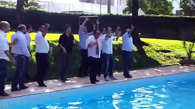 Жених кинул букет на свадьбе))