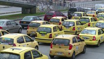 Taxistas protestam contra Uber em Bogotá