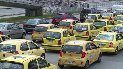 Taxistas protestam contra Uber em Bogotá