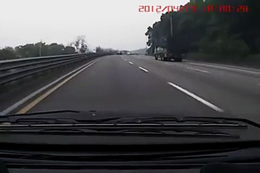 Lastiği Patlayan Kamyonun Sonu Yok Böyle Bir Şey