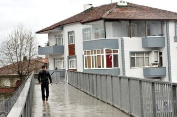 'Evimin İçi Görünüyor' Dedi, Binlerce Kişinin Kullandığı Üst Geçidi Yıktırıyor!