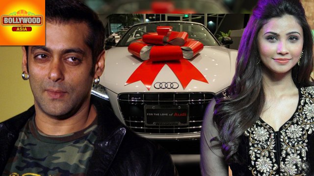 Salman Khan Give A Present To Daisy Shah | Bollywood Asia
