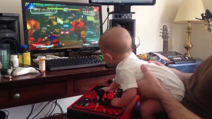 Un bébé de 6 mois gagne à Street Fighter V en appuyant au hasard!