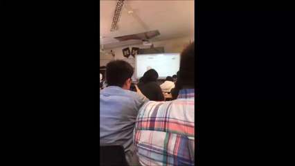 Un prof matte des photos de femmes en lingerie en plein cours... Grillé