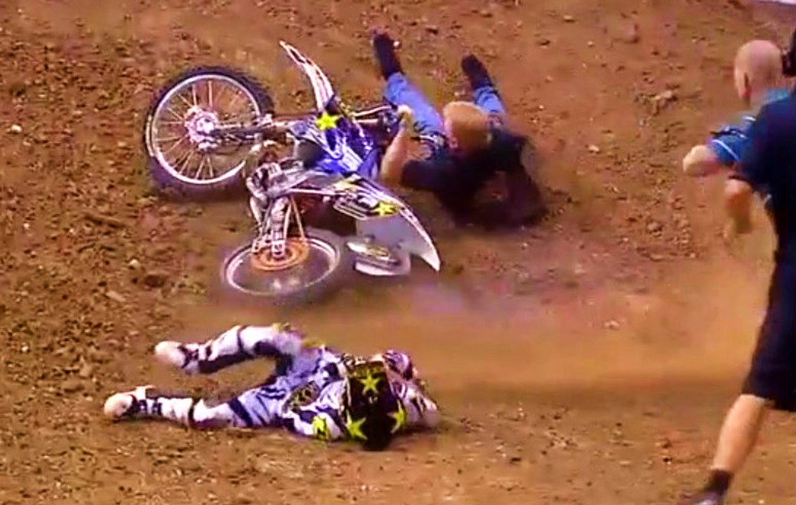 Motosikletle Takla Atmaya Çalışırken Yere Çakıldı