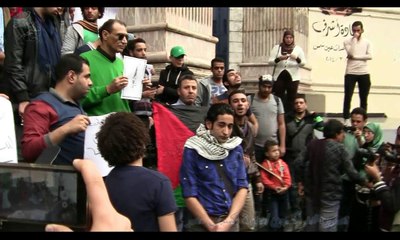 النشطاء لتوفيق عكاشة انت كلب وشباب 25 يناير اشرف منك