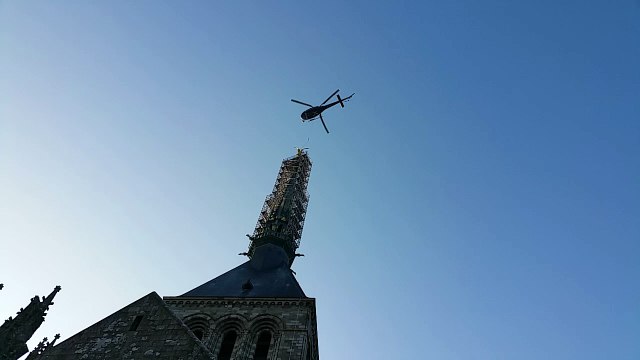 Hélitreuillage de la statue de l'archange au Mont-Saint-Michel