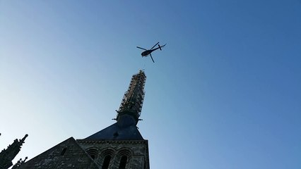 Hélitreuillage de la statue de l'archange au Mont-Saint-Michel