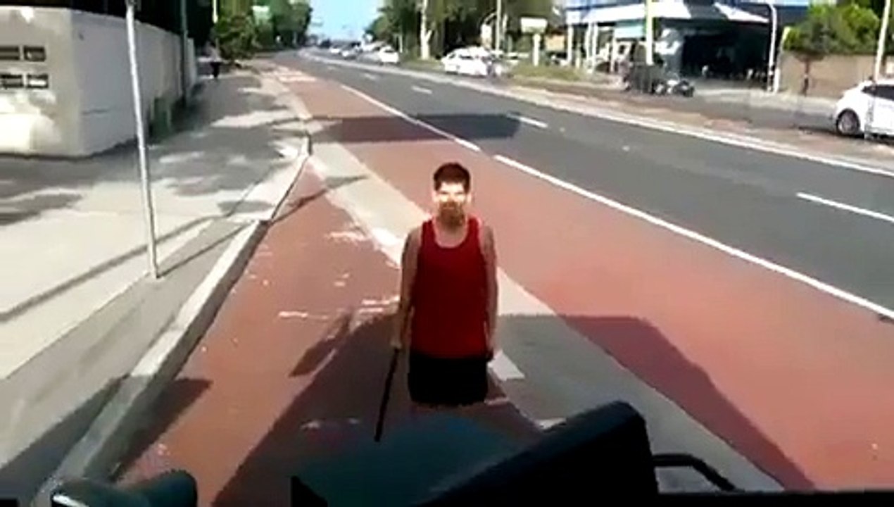 Un homme raciste viré d'un bus pète un cable et éclate le pare-brise