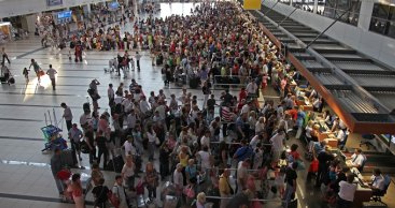 Suriyelilerin Atatürk Havalimanı'nda Bilet Oyunu