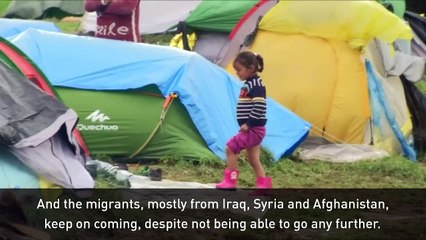 Migrants form human chain across river to get to Macedonia