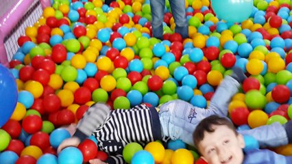 Kayra Eğlence Merkezinde Top Havuzunda Oynuyor