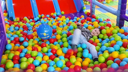 Kayra ile Kaan Eğlence Merkezinde Eğleniyorlar