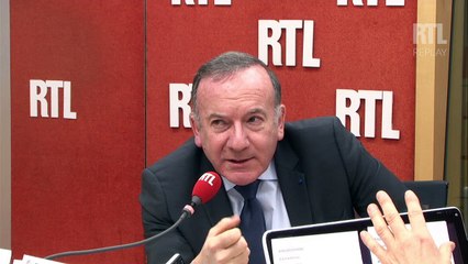 Pierre Gattaz dénonce une "reculade" de Manuel Valls sur la loi Travail