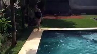 Video Seksi Luna Maya Lagi Berenang di Rumahnya