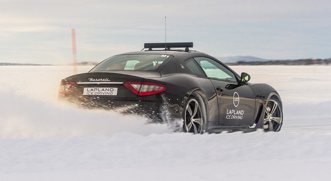 Conduite sur glace : on a piloté une Maserati sur un lac gelé de Suède [STAGE]