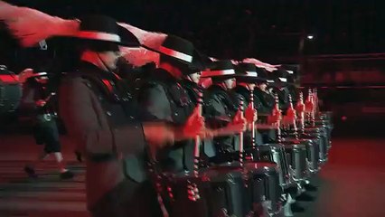 12 ragazzi prendono posto in silenzio: uno spettacolo pazzesco da guardare e ascoltare!