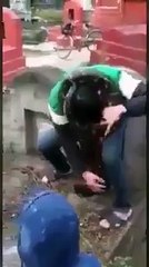 ماذا فعل صاحب هذا القبر لتهاجمة هذه الافعى هل هي محض صدفة شاركنا…