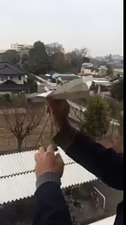 Students throw Paper Plane which come back after 20sec Flight!