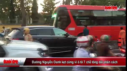TP.HCM- Đường Nguyễn Oanh kẹt cứng vì ô tô 7 chỗ tông dải phân cách