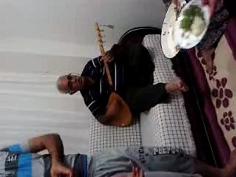Çay zeybeğ.Mut'lu Fikri Demir bağlama ile. Mut yöresi folklor oyun havası anonim amatör videom -