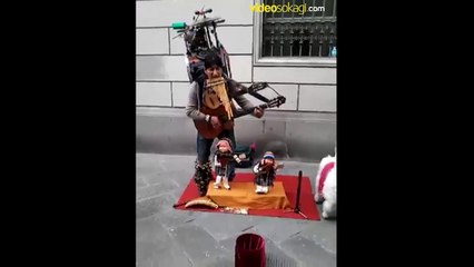 Sokak çalgıcıları gerçekten muhteşem performanslar sunuyor