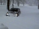 Subaru Impreza WRX STI прет по снегу - 480x360