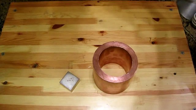 Вот что будет, если бросить магнит в медную трубу - 720x540