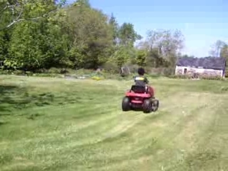 Paul tond la pelouse