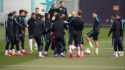 Crianças invadem treino do Barcelona e tietam ídolos