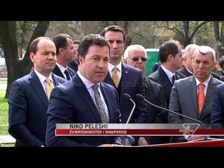 Busti i Papa Françeskut vendoset pranë Piramidës - News, Lajme - Vizion Plus