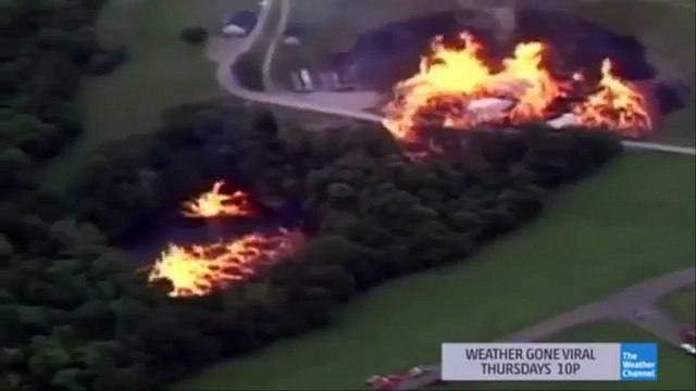 Cận cảnh lốc xoáy lửa khổng lồ cháy trên mặt hồ - Thiên nhiên nổi giận