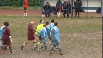 Expulsé, un joueur s'en prend à l'arbitre et tente de le balayer