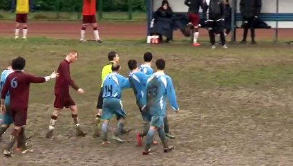 Un arbitre agressé par un joueur en colère garde son sang froid