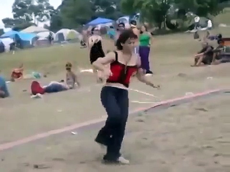Танцует с обручем