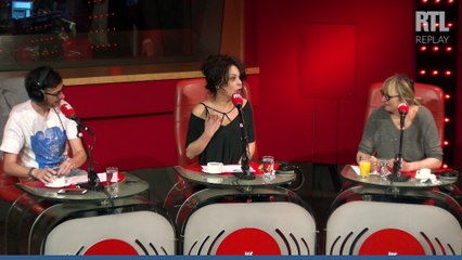 Isabelle Mergault montre son soutien-gorge