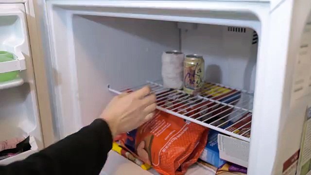 Percebe como um simples tubo de cartão pode ser o teu melhor amigo na hora de limpar o carro