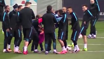 Ils envahissent le terrain et participent à l'entraînement du Barça !